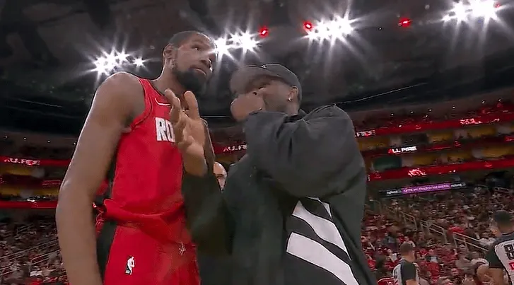 半岛体育入口-爱德华兹今日因伤休战，暂停期间和杜兰特开心交流