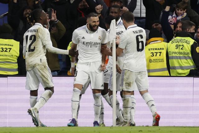 los-jugadores-del-real-madrid-celebran-el-segundo-gol-del-equipo-madridista-durante-el-encuentro-correspondiente-a-los-cuartos-de-final-de-la-copa-del-rey-frente-al-atletico-de-madrid--efe.jpg