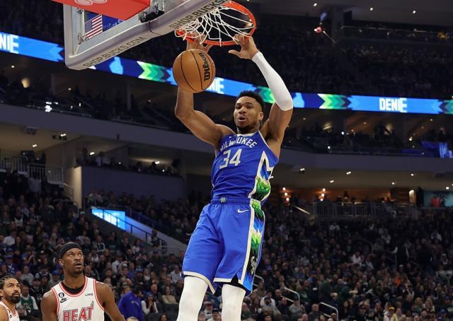 半岛体育-连续爆发！字母哥冲MVP后程发力 二当家复苏减压