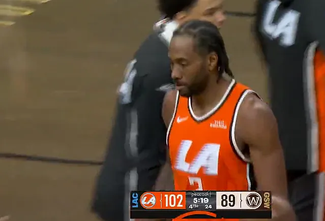 伦纳德一打二慢三步上篮拿21分，快船轰出25-10反超勇士13分