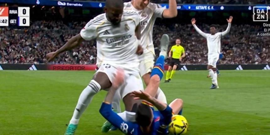 半岛体育-皇马主场爆冷输球，吕迪格暴力动作未被罚下引发争议