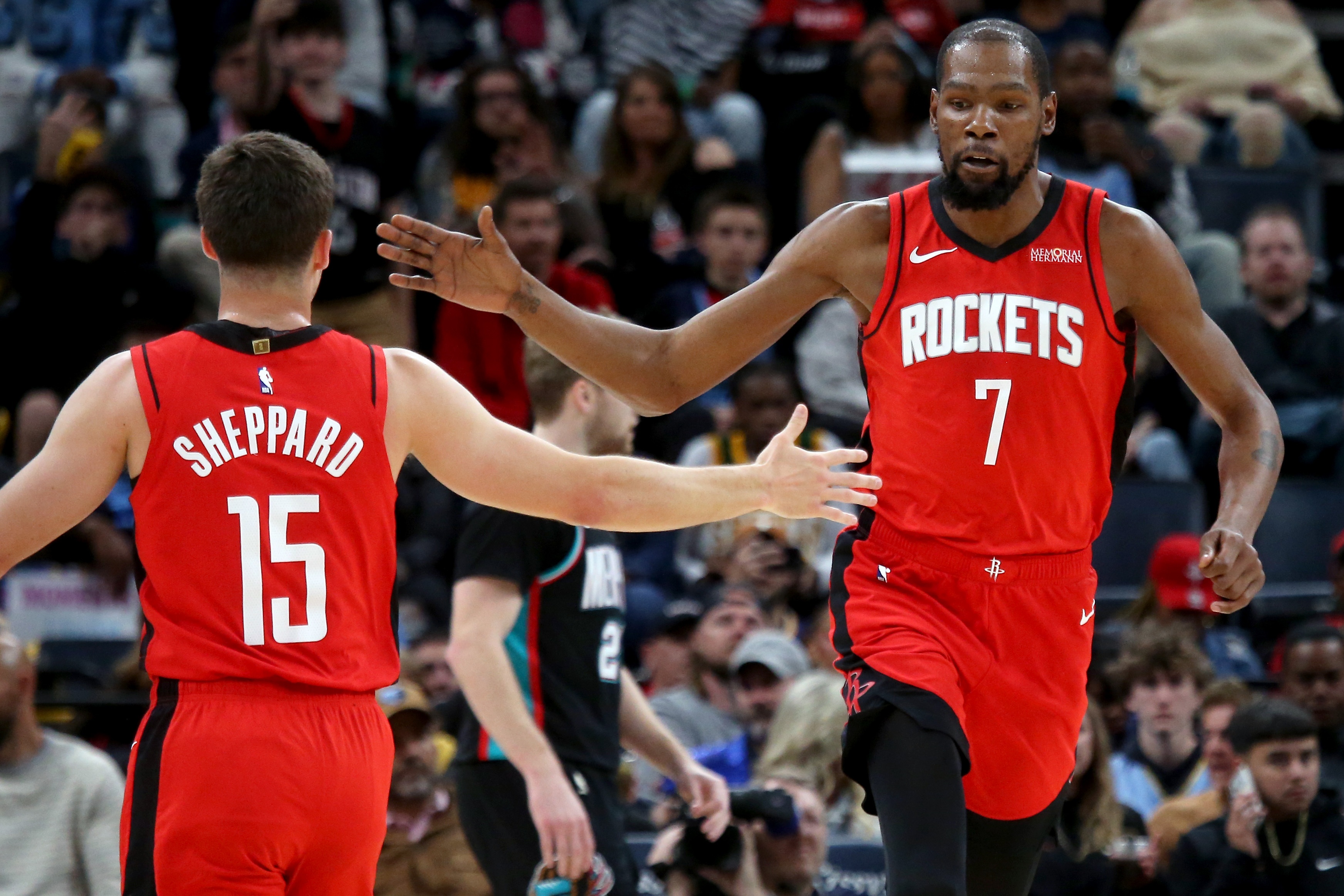 半岛体育官网-NBA彩经：马刺大胜勇士 火箭击退雄鹿 爵士不敌掘金 绿军灭热火