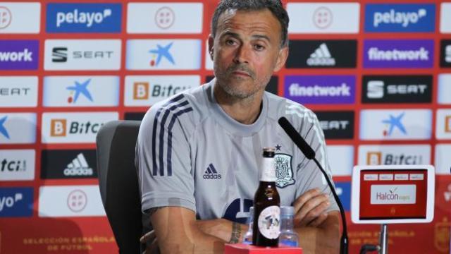 半岛体育入口-恩里克确认莫拉塔仍将首发：他，还有其他10个人